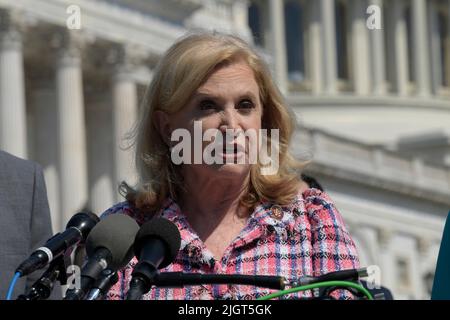 12. Juli 2022, Washington, District of Columbia, USA: Die Vertreterin CAROLYN MALONEY (D-NY) spricht heute am 11. Juli 2022 im House Triangle/Capitol Hill in Washington DC, USA, während einer Pressekonferenz über Überziehungsgebühren. (Bild: © Lenin Nolly/ZUMA Press Wire) Stockfoto