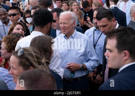 Washington, Vereinigte Staaten. 12.. Juli 2022. Der Präsident der Vereinigten Staaten, Joe Biden, plaudert mit Gästen während des Kongress-Picknicks im Weißen Haus in Washington, DC, Dienstag, 12. Juli 2022. Quelle: Chris Kleponis/Pool via CNP/dpa/Alamy Live News Stockfoto