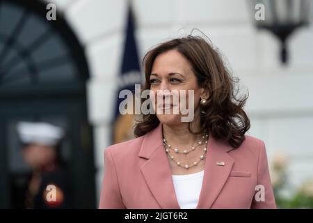 Washington, Vereinigte Staaten. 12.. Juli 2022. Die Vizepräsidentin der Vereinigten Staaten, Kamala Harris, nimmt am Dienstag, 12. Juli 2022, am Kongress-Picknick im Weißen Haus in Washington, DC Teil. Quelle: Chris Kleponis/Pool via CNP/dpa/Alamy Live News Stockfoto