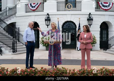 Washington, Vereinigte Staaten. 12.. Juli 2022. First Lady Dr. Jill Biden spricht am Dienstag, den 12. Juli 2022, beim Kongress-Picknick im Weißen Haus in Washington, DC, an die Gäste. Quelle: Chris Kleponis/Pool via CNP/dpa/Alamy Live News Stockfoto