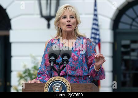 Washington, Vereinigte Staaten. 12.. Juli 2022. First Lady Dr. Jill Biden spricht am Dienstag, den 12. Juli 2022, beim Kongress-Picknick im Weißen Haus in Washington, DC, an die Gäste. Quelle: Chris Kleponis/Pool via CNP/dpa/Alamy Live News Stockfoto