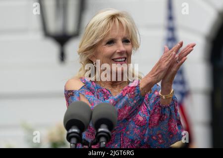 Washington, Vereinigte Staaten. 12.. Juli 2022. First Lady Dr. Jill Biden spricht am Dienstag, den 12. Juli 2022, beim Kongress-Picknick im Weißen Haus in Washington, DC, an die Gäste. Quelle: Chris Kleponis/Pool via CNP/dpa/Alamy Live News Stockfoto