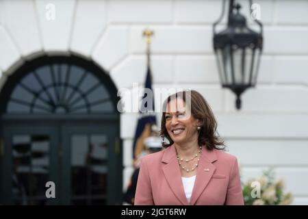 Washington, Vereinigte Staaten. 12.. Juli 2022. Die Vizepräsidentin der Vereinigten Staaten, Kamala Harris, nimmt am Dienstag, 12. Juli 2022, am Kongress-Picknick im Weißen Haus in Washington, DC Teil. Quelle: Chris Kleponis/Pool via CNP/dpa/Alamy Live News Stockfoto