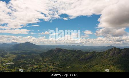 Luftaufnahme von Ackerland und Bergen mit grünem Wald.Sri Lanka. Stockfoto