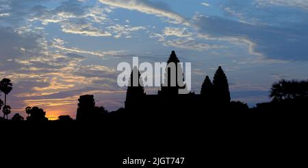 Die Türme von Angkor Wat silhouettierten im ersten Licht bei Tagesausbruch Stockfoto
