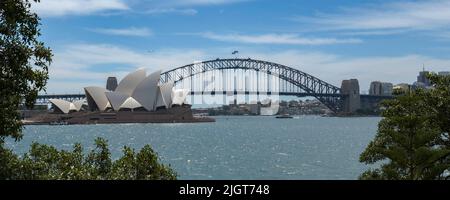 Sydney Harbour Bridge und das Opernhaus, mit einem Qantas-Jet, der über uns hindurchfährt Stockfoto