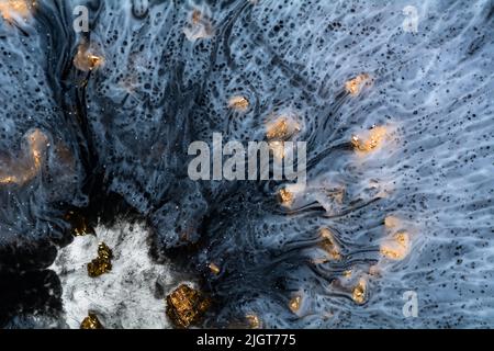 Luxus Flüssigkeit Kunst Malerei Hintergrund. Verschüttete Acrylfarbe in Schwarz, Blau und Gold. Muster aus flüssigem Marmor. Stockfoto