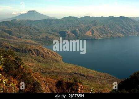 Der Vulkan Mount Lewotolok ist von Atadei aus gesehen, nahe der Südküste der Lembata Insel in Lembata, Ost-Nusa Tenggara, Indonesien. Stockfoto