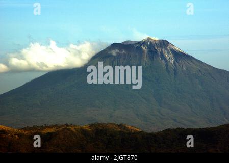 Der Vulkan Mount Lewotolok wird vom Mount Mauraja in Atadei nahe der Südküste der Lembata Insel in Lembata, Ost-Nusa Tenggara, Indonesien gesehen. Stockfoto