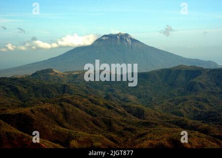Der Vulkan Mount Lewotolok wird vom Mount Mauraja in Atadei nahe der Südküste der Lembata Insel in Lembata, Ost-Nusa Tenggara, Indonesien gesehen. Stockfoto