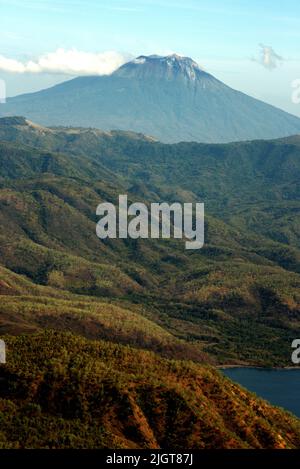 Der Vulkan Mount Lewotolok wird vom Mount Mauraja in Atadei nahe der Südküste der Lembata Insel in Lembata, Ost-Nusa Tenggara, Indonesien gesehen. Stockfoto