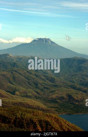 Der Vulkan Mount Lewotolok wird vom Mount Mauraja in Atadei nahe der Südküste der Lembata Insel in Lembata, Ost-Nusa Tenggara, Indonesien gesehen. Stockfoto