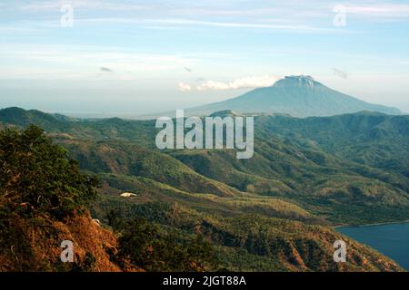 Der Vulkan Mount Lewotolok wird vom Mount Mauraja in Atadei nahe der Südküste der Lembata Insel in Lembata, Ost-Nusa Tenggara, Indonesien gesehen. Stockfoto