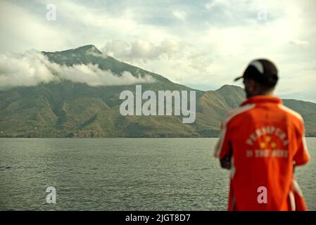 Ein Waljäger, der auf der Savu-See vor der Küste von Lamalera in Wulandoni, Lembata, East Nusa Tenggara, Indonesien, unterwegs ist, um ein Zeichen von Wal zu finden. Stockfoto