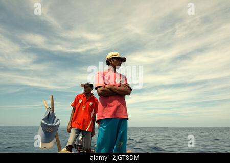 Waljäger, die auf der Savu Sea vor der Küste von Lamalera in Wulandoni, Lembata, East Nusa Tenggara, Indonesien, unterwegs sind, um ein Zeichen von Walen zu finden. Stockfoto