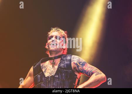 Rom, Italien. 12.. Juli 2022. Lauro De Marinis besser bekannt als Achille Lauro tritt auf der Bühne des Rock in Rom auf. Kredit: SOPA Images Limited/Alamy Live Nachrichten Stockfoto