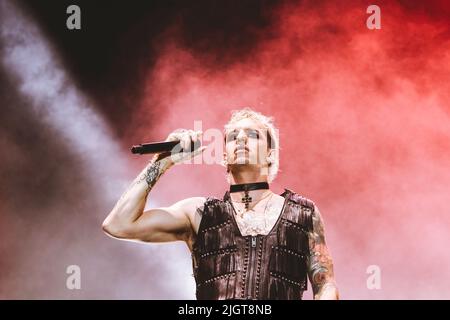 Rom, Italien. 12.. Juli 2022. Lauro De Marinis besser bekannt als Achille Lauro tritt auf der Bühne des Rock in Rom auf. Kredit: SOPA Images Limited/Alamy Live Nachrichten Stockfoto