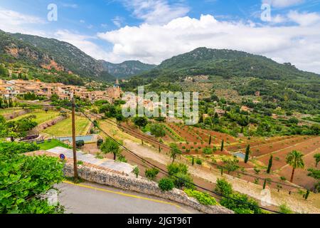 Blick auf das Soller Tal und die malerischen Dörfer von Valldemossa, Spanien, auf der Insel Mallorca. Stockfoto