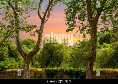 Sonnenuntergang Blick auf einen runden Turm der Jardins Rei Joan Carles, einem öffentlichen Garten im Dorf Valldemossa, Spanien, auf der Insel Mallorca. Stockfoto