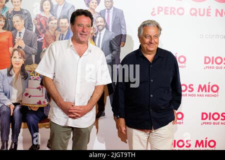 Madrid, Spanien. 12.. Juli 2022. Der französische Schauspieler Christian Clavier (R) und der französische Regisseur Philippe de Chauveron (L) nehmen an den „Dios Mio, ¿Pero Que nos has Hecho?“ Teil. Premiere im Verdi-Kino in Madrid. (Foto: Atilano Garcia/SOPA Images/Sipa USA) Quelle: SIPA USA/Alamy Live News Stockfoto