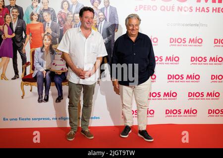 Madrid, Spanien. 12.. Juli 2022. Der französische Schauspieler Christian Clavier (R) und der französische Regisseur Philippe de Chauveron (L) nehmen an den „Dios Mio, ¿Pero Que nos has Hecho?“ Teil. Premiere im Verdi-Kino in Madrid. (Foto: Atilano Garcia/SOPA Images/Sipa USA) Quelle: SIPA USA/Alamy Live News Stockfoto