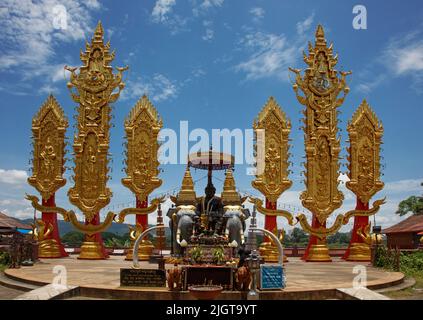 Ein buddhistischer Schrein am GOLDENEN DREIECK ist der Treffpunkt von Thailand, Burma und Laos am Zusammenfluss der Flüsse Mekong und Ruak - CHIANG SAEN, THAILAND Stockfoto