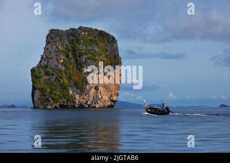 Felsen in der Nähe von Ko Khai oder Chicken Island vor der Küste von Railay Beach im Nationalpark - PROVINZ KRABI, THAILAND Stockfoto