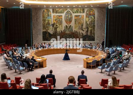 (220713) -- UNITED NATIONS, 13. Juli 2022 (Xinhua) -- der Sicherheitsrat der Vereinten Nationen trifft sich am 12. Juli 2022 im UN-Hauptquartier in New York. Der UN-Sicherheitsrat hat am Dienstag eine Resolution verabschiedet, mit der grenzüberschreitende Hilfslieferungen nach Syrien für sechs Monate wieder genehmigt werden sollen. (Eskinder Debebe/UN Photo/Handout via Xinhua) Stockfoto