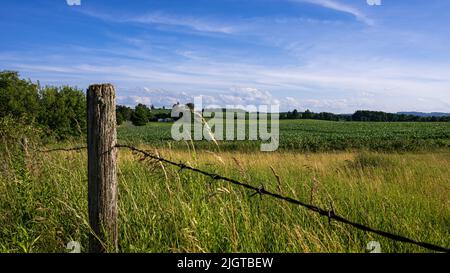 Land Stacheldraht Zaun und Ackerland Felder Stockfoto