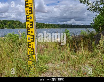 Strausberg, Deutschland. 06.. Juli 2022. Der Straussee östlich von Berlin fällt seit Jahren immer weiter ab. Selbst die Anzeige für den Wasserstand ist jetzt auf trockenem Land. (Um dpa 'Dürrees Deutschland - läuft dem Land das Wasser aus?') Quelle: Patrick Pleul/dpa/Alamy Live News Stockfoto