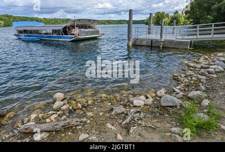 Strausberg, Deutschland. 06.. Juli 2022. Seit Jahren sinkt der Straussee östlich von Berlin stetig. Wie hier an der Fähranlegestelle sind große Teile des Ufers bereits ohne Wasser. (Um dpa 'Dürrees Deutschland - läuft dem Land das Wasser aus?') Quelle: Patrick Pleul/dpa/Alamy Live News Stockfoto