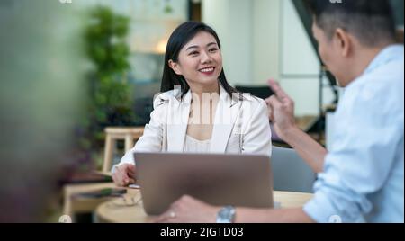 Porträt einer lächelnden, schönen asiatischen Geschäftsfrau bei einem Geschäftstreffen. Stockfoto