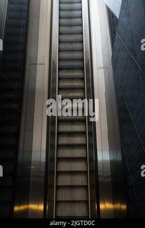 Draufsicht lange futuristische lange Rolltreppe bewegliche Treppe Treppe Treppe Treppe von oben gesehen Stockfoto