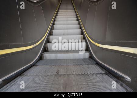 Lange futuristische Rolltreppe von unten aus der froshigen Perspektive nach oben als Konzept für Aufstieg und Karriere Stockfoto