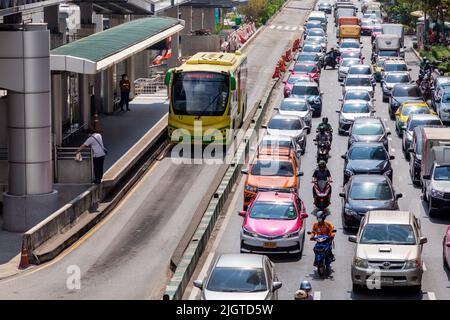 Bus Rapid Transit Lane und Stau, Sathorn, Bangkok, Thailand Stockfoto