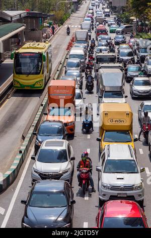 Bus Rapid Transit Lane und Stau, Sathorn, Bangkok, Thailand Stockfoto