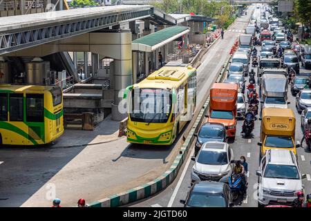 Bus Rapid Transit Lane und Stau, Sathorn, Bangkok, Thailand Stockfoto