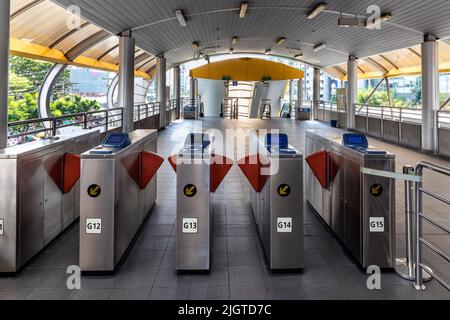 Ticket Drehkreuze am Eingang zum Bus Rapid Transit Station, Sathorn, Bangkok, Thailand Stockfoto