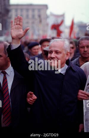 Anatoli Iwanowitsch Lukyanow ( Анатолий Иванович Лукьянов,1930 – 2019) Lukyanow winkt der Menge während einer pro-kommunistischen Anti-Yeltsin-Demonstration im Zentrum von Moskau, Russland, am 1992. April zu. Von 1990 bis 1991 war er Vorsitzender des Obersten Sowjets der UdSSR und einer der Gründer der Kommunistischen Partei der Russischen Föderation. Stockfoto