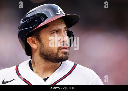 ATLANTA, GA – 12. JULI: Travis d’Arnaud (16) trifft am 12. Juli 2022 im Truist Park auf die New York Mets. Die Braves besiegten die Mets mit 4:1. (Foto: Joe Robbins/Image of Sport) Stockfoto