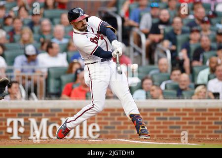 ATLANTA, GA – 12. JULI: Atlanta Braves verließ Adam Duvall (14) am 12. Juli 2022 im Truist Park in Atlanta, Georgia, gegen die New York Mets. Die Braves besiegten die Mets mit 4:1. (Foto: Joe Robbins/Image of Sport) Stockfoto