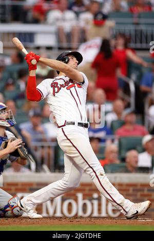 ATLANTA, GA – 12. JULI: Atlanta Braves erster Baseman Matt Olson (28) schlägt am 12. Juli 2022 im Truist Park gegen die New York Mets. Die Braves besiegten die Mets mit 4:1. (Foto: Joe Robbins/Image of Sport) Stockfoto