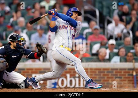 ATLANTA, GA - 12. JULI: New York Mets dritter Baseman Eduardo Escobar (10) schlägt am 12. Juli 2022 im Truist Park in Atlanta, Georgia gegen die Atlanta Braves. Die Braves besiegten die Mets mit 4:1. (Foto: Joe Robbins/Image of Sport) Stockfoto