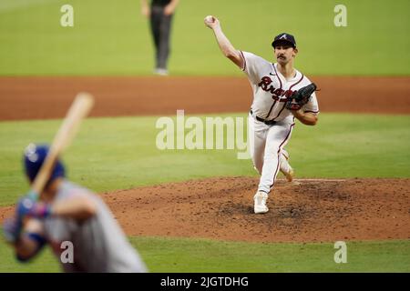 ATLANTA, GA - 12. JULI: Atlanta Braves Starting Pitcher Spencer Strider (65) spielt am 12. Juli 2022 in Atlanta, Georgia gegen die New York Mets. Die Braves besiegten die Mets mit 4:1. (Foto: Joe Robbins/Image of Sport) Stockfoto