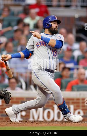 ATLANTA, GA - 12. JULI: New York Mets zweiter Baseman Luis Guillorme (13) schlägt am 12. Juli 2022 im Truist Park gegen die Atlanta Braves. Die Braves besiegten die Mets mit 4:1. (Foto: Joe Robbins/Image of Sport) Stockfoto