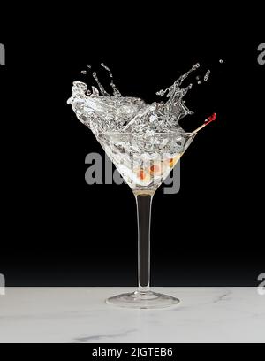 Trocken-martini mit 2 grünen Oliven als Garnierung spritzen Stockfoto