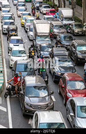 Fahrzeuge im Stau, Sathorn, Bangkok, Thailand Stockfoto