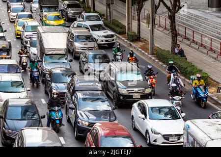 Fahrzeuge im Stau, Sathorn, Bangkok, Thailand Stockfoto