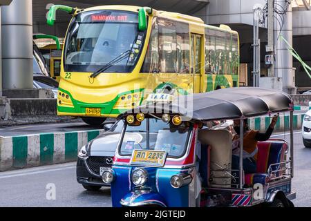 Bus Rapid Transit, BRT, Tuk Tuk, am Sathorn Terminal Station, Bangkok, Thailand Stockfoto