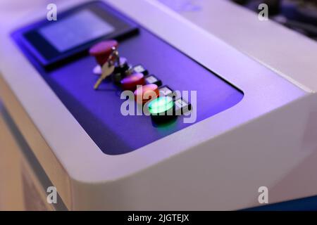 Bedienpult von modernen automatisierten Geräten. Selektiver Fokus. Stockfoto